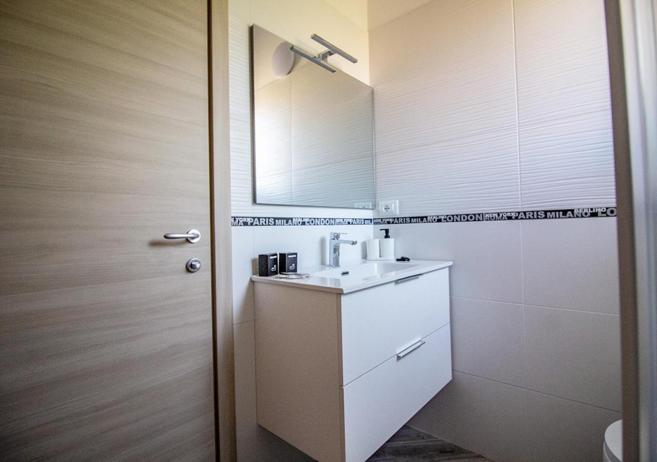 Athena Rooms - Parcheggio Privato โบโลญญา ภายนอก รูปภาพ