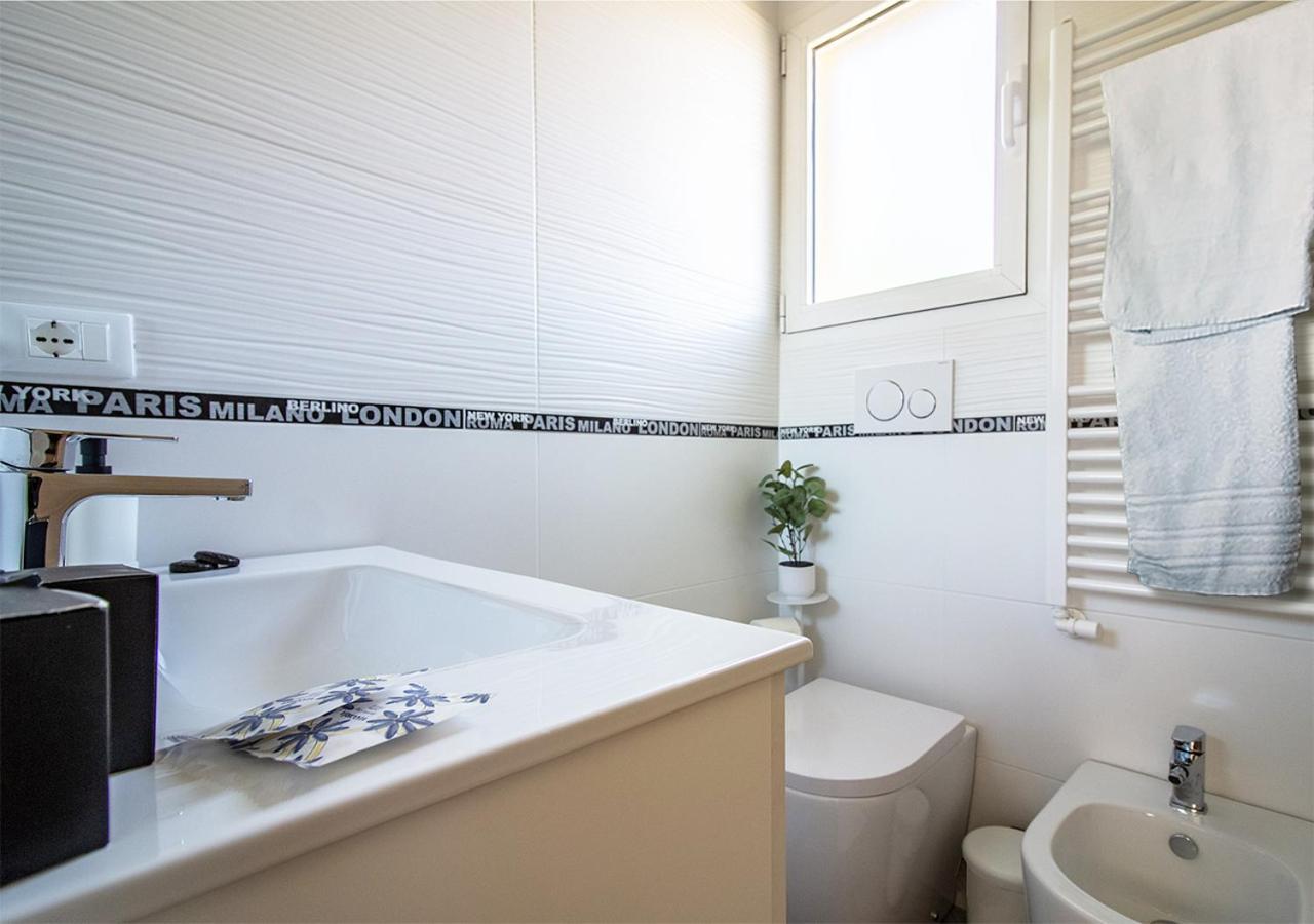 Athena Rooms - Parcheggio Privato โบโลญญา ภายนอก รูปภาพ